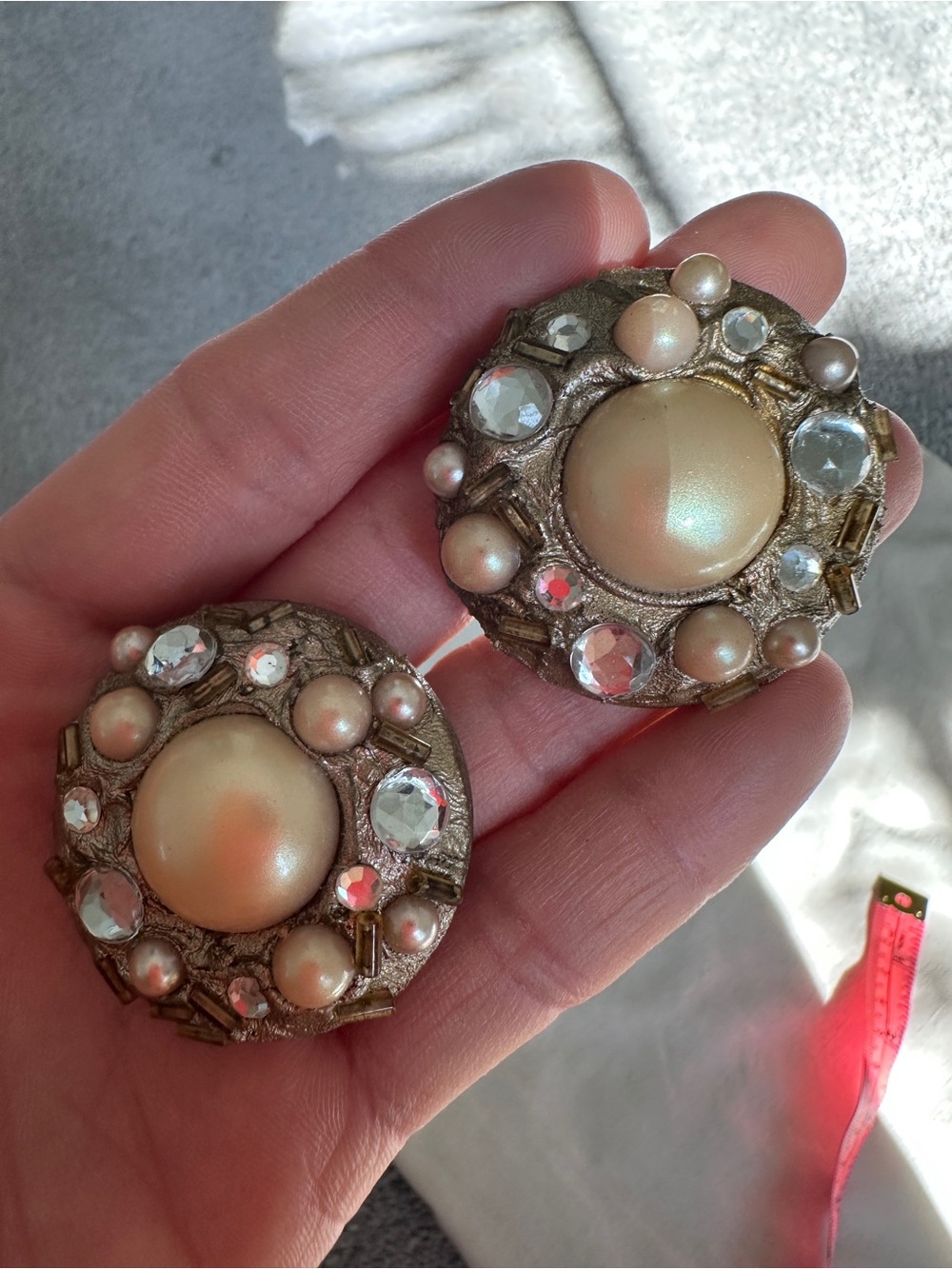 Vtg La Rege oversized Gold Tone Clip-On Earrings Ivory Pearl Rhinestone Signed